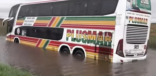 RUTA 5. UN MICRO QUEDÓ VARADO E INUNDADO. RESCATE EN LANCHA 1 RUTA 5. UN MICRO QUEDÓ VARADO E INUNDADO. RESCATE EN LANCHA