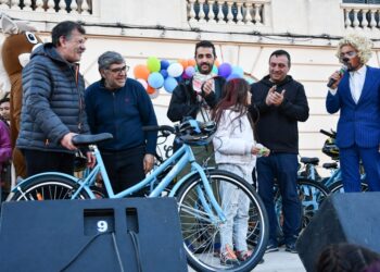 EL FESTEJO DEL DIA DE LAS INFANCIAS SE HIZO FRENTE A LA MUNICIPALIDAD
