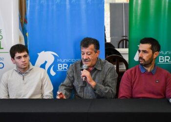 CON APORTE DE PROVINCIA, SE ENTREGARON BECAS A DEPORTISTAS Y MATERIALES A CLUBES LOCALES