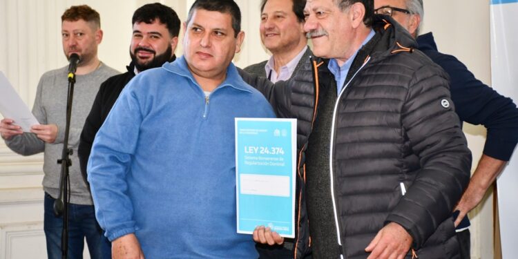 MAS DE MEDIO CENTENAR DE BRAGADENSES RECIBIERON LA ESCRITURA DE SU PROPIEDAD 1 MAS DE MEDIO CENTENAR DE BRAGADENSES RECIBIERON LA ESCRITURA DE SU PROPIEDAD