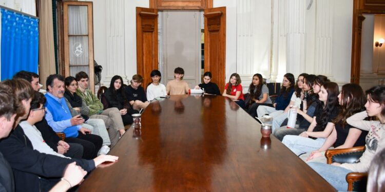 MODELO NACIONES UNIDAS: BARENGHI RECIBIÓ A LAS DELEGACIONES GANADORAS DEL XVI ENCUENTRO UNIENDO METAS BRAGADO