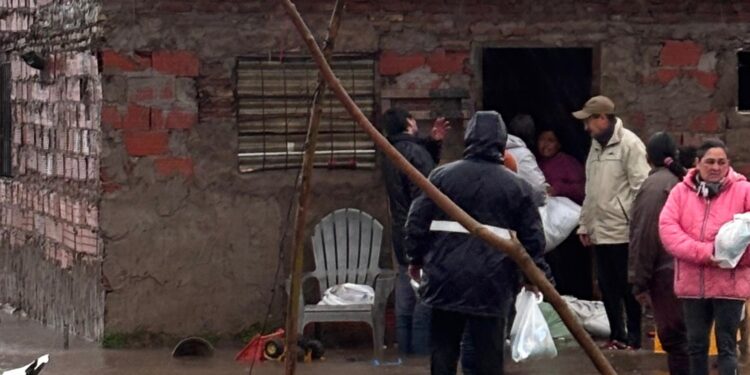 BRAGADO SUFRIO EL EMBATE DE UNA FUERTE LLUVIA. VECINOS ANEGADOS Y UN ESTADO AUSENTE