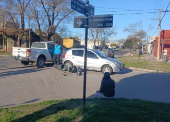 OTRO ACCIDENTE. UNA MUJER HERIDA. CHOQUE DE MOTO Y AUTO