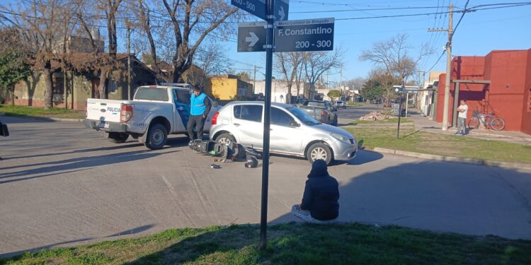 OTRO ACCIDENTE. UNA MUJER HERIDA. CHOQUE DE MOTO Y AUTO