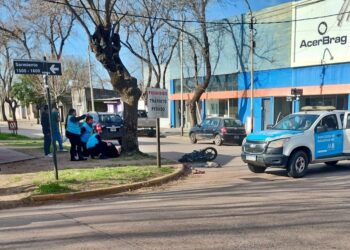 FUERTE COLISIÓN EN SARMIENTO Y BRANDSEN . UN MENOR HERIDO