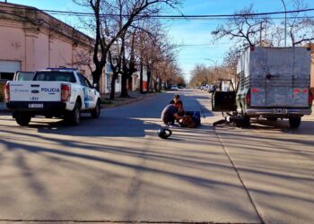 UNA MOTO QUEDO BAJO LAS RUEDAS DE UNA CAMIONETA. UNA PERSONA HERIDA