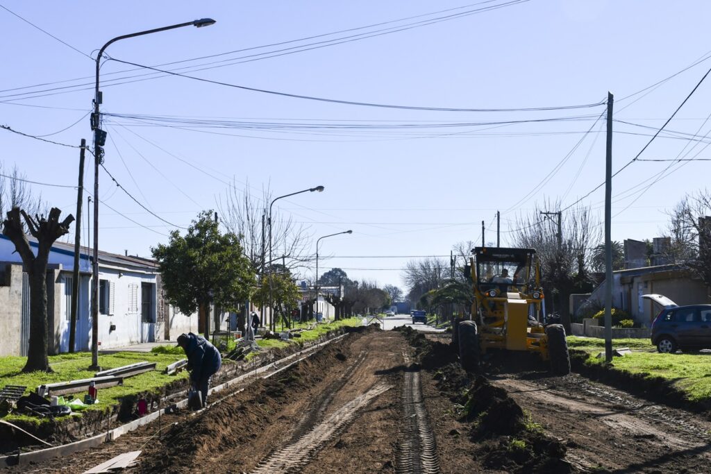 OBRA EN MARCHA: COMENZÓ EL PLAN DE 39 CUADRAS DE CORDÓN CUNETA 5 cordon cuneta2