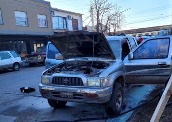 INCENDIO DE UN VEHICULO EN PLENO CENTRO. NO HUBO HERIDOS