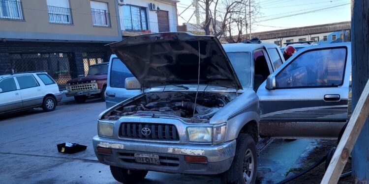 INCENDIO DE UN VEHICULO EN PLENO CENTRO. NO HUBO HERIDOS