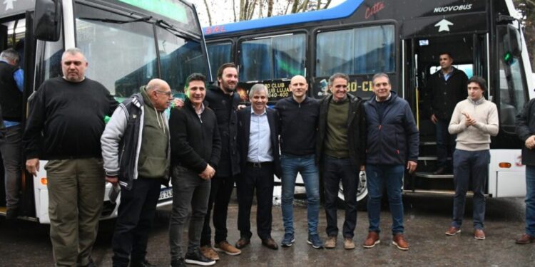 BRAGADO LO MIRA DESDE AFUERA… MICRO QUE UNIRA ALBERTI CON MERCEDES