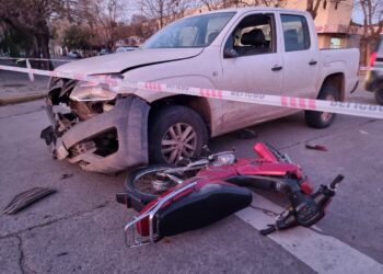 TREMENDO CHOQUE ENTRE UNA CAMIONETA Y UNA MOTO, AFORTUNADAMENTE SIN LESIONES GRAVES