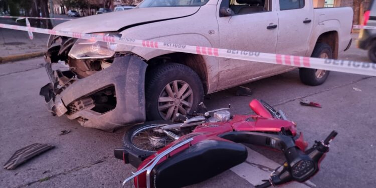 TREMENDO CHOQUE ENTRE UNA CAMIONETA Y UNA MOTO, AFORTUNADAMENTE SIN LESIONES GRAVES