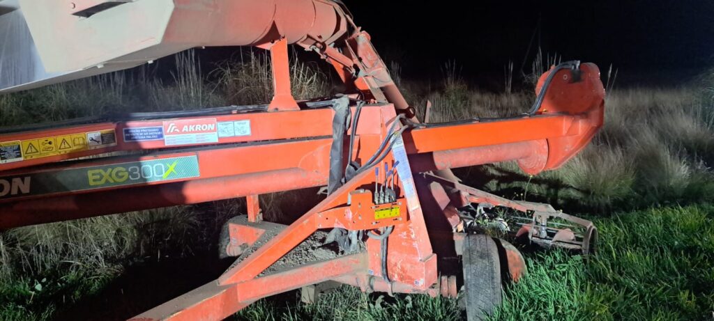 FATALIDAD EN LA RUTA 46. UN AUTOMOVIL CHOCO CON UNA MAQUINA AGRICOLA. UN HOMBRE PERDIO LA VIDA 6 choque uno maquina1.png