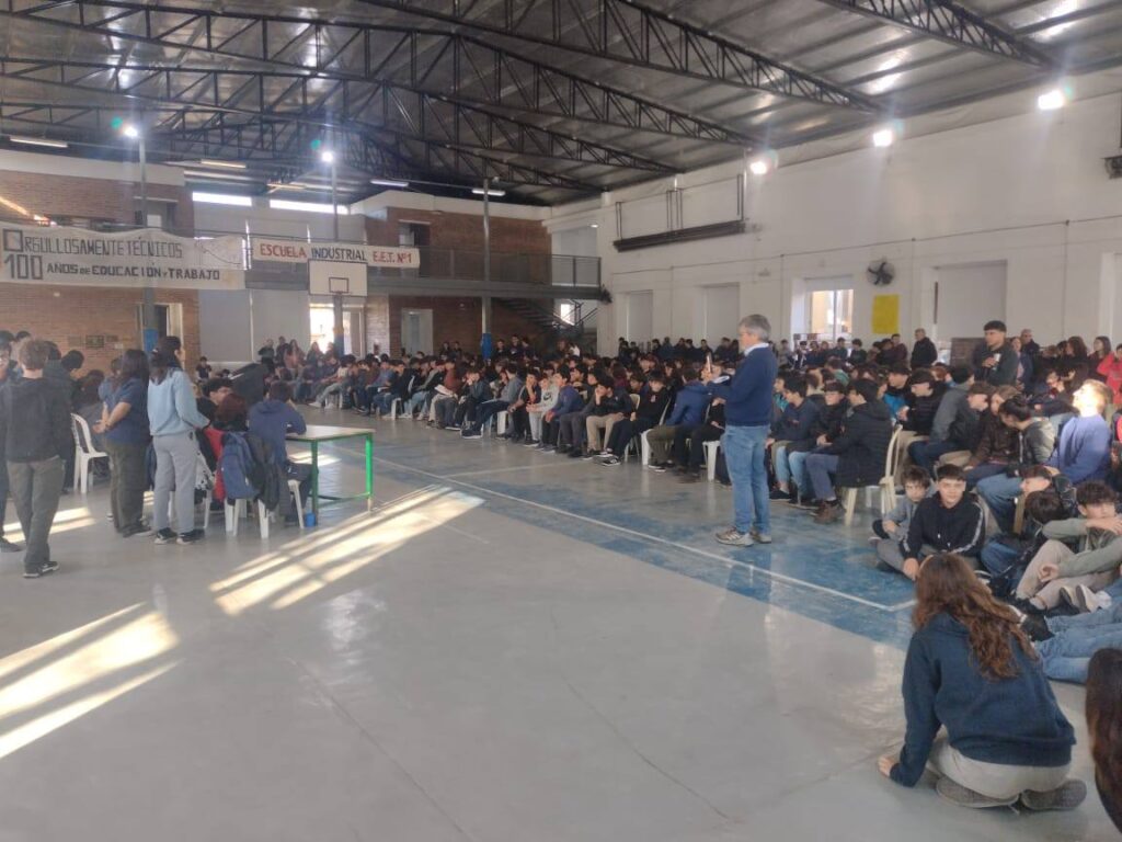 CENTRO DE ESTUDIANTES: DEBATE 2025 EN LA TÉCNICA BRAGADO 7 debate estudiantes enet2