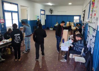 ELECCIONES 2025: POCAS AUSENCIAS DE AUTORIDADES DE MESA, ALGUNAS BOLETAS DE OTROS DISTRITOS Y PORCENTAJES DE MAS DE 50% AL MEDIODIA