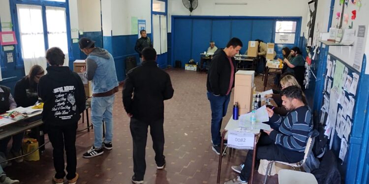 ELECCIONES 2025: POCAS AUSENCIAS DE AUTORIDADES DE MESA, ALGUNAS BOLETAS DE OTROS DISTRITOS Y PORCENTAJES DE MAS DE 50% AL MEDIODIA