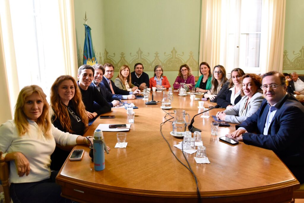 LA PROVINCIA SIN PRESUPUESTO. REUNION DE LEGISLADORES. 4 eugenia gil presupuesto