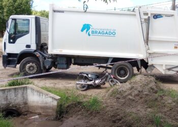 UNA MOTO CHOCÓ EL CAMIÓN RECOLECTOR DE BASURA