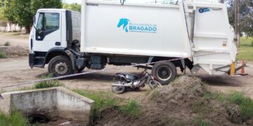 UNA MOTO CHOCÓ EL CAMIÓN RECOLECTOR DE BASURA