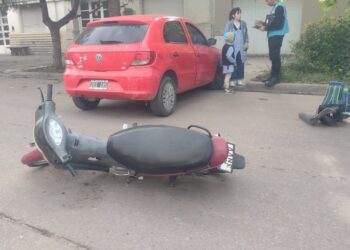 CHOQUE DE UNA MOTO Y UN AUTO: DOS NIÑOS CON LESIONES LEVES