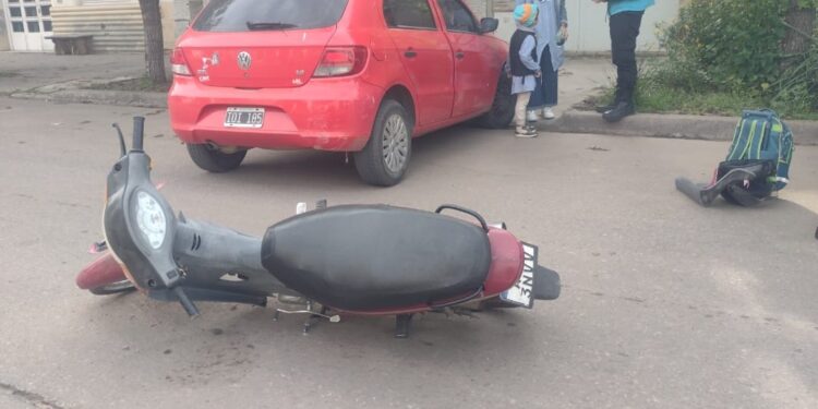 CHOQUE DE UNA MOTO Y UN AUTO: DOS NIÑOS CON LESIONES LEVES