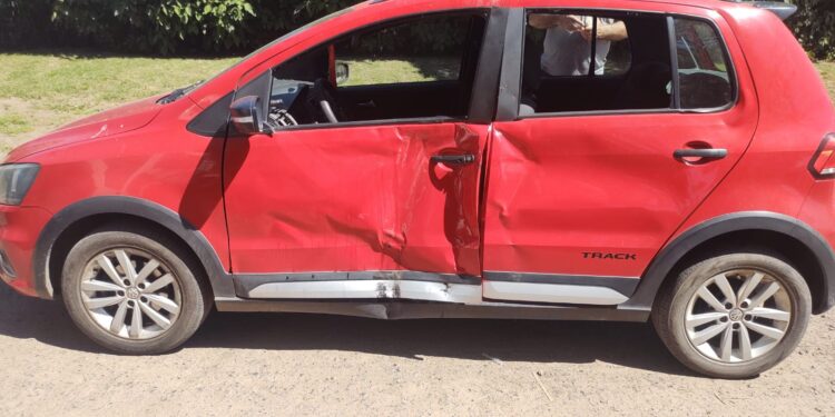 MENOR DE 15 AÑOS EMBISTIÓ UN AUTOMÓVIL. LA CONDUCTORA QUEDO ATRAPADA