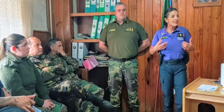 CHARLA SOBRE GÉNERO Y CONFLICTOS INTRAFAMILIARES AL PERSONAL DEL COMANDO DE PREVENCIÓN RURAL