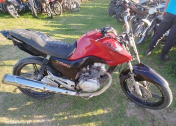 ESTABAN BORRACHOS, MANEJABAN UNA MOTO Y SE PELEARON CON LA POLICIA