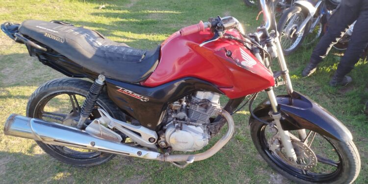 ESTABAN BORRACHOS, MANEJABAN UNA MOTO Y SE PELEARON CON LA POLICIA