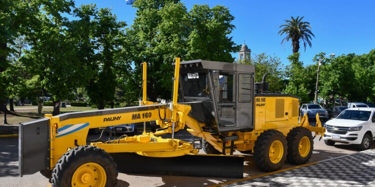 SITUACIÓN HÍDRICA: NUEVA MOTONIVELADORA PARA RECUPERAR CAMINOS RURALES