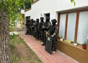 ALLANAMIENTO EN BRAGADO – LA POLICÍA APREHENDIÓ A DOS HOMBRES Y CONFISCÓ SUSTANCIAS ILEGALES