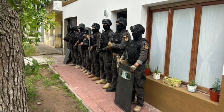 ALLANAMIENTO EN BRAGADO – LA POLICÍA APREHENDIÓ A DOS HOMBRES Y CONFISCÓ SUSTANCIAS ILEGALES 1 ALLANAMIENTO EN BRAGADO – LA POLICÍA APREHENDIÓ A DOS HOMBRES Y CONFISCÓ SUSTANCIAS ILEGALES