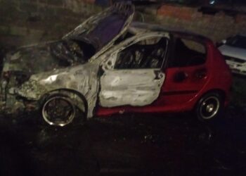 INCENDIO: DESTRUCCION TOTAL DE UN AUTO ESTA MADRUGADA.