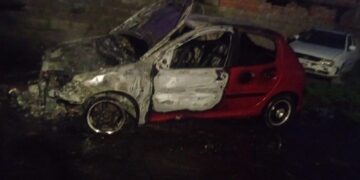 INCENDIO: DESTRUCCION TOTAL DE UN AUTO ESTA MADRUGADA.