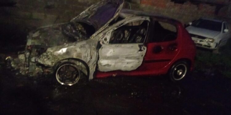 INCENDIO: DESTRUCCION TOTAL DE UN AUTO ESTA MADRUGADA.