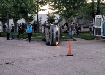 CHOQUE Y VUELCO EN PLENA CIUDAD