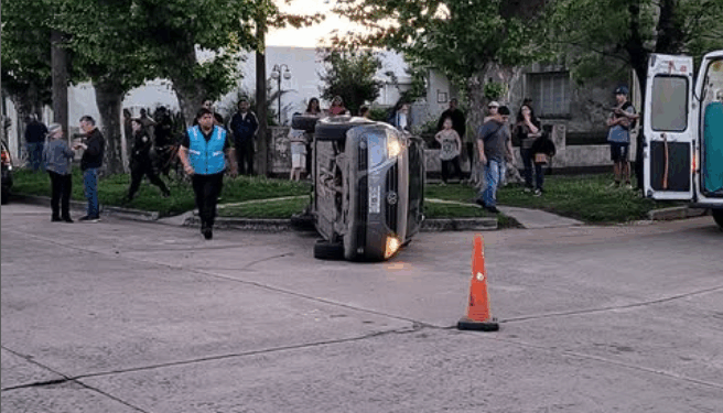 CHOQUE Y VUELCO EN PLENA CIUDAD