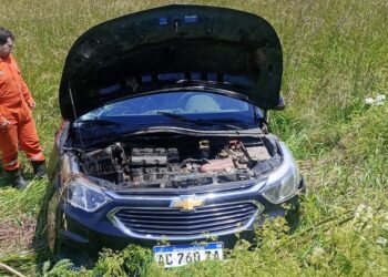 UNA MUJER CON SU HIJA RESULTARON HERIDAS AL VOLCAR SU AUTOMÓVIL