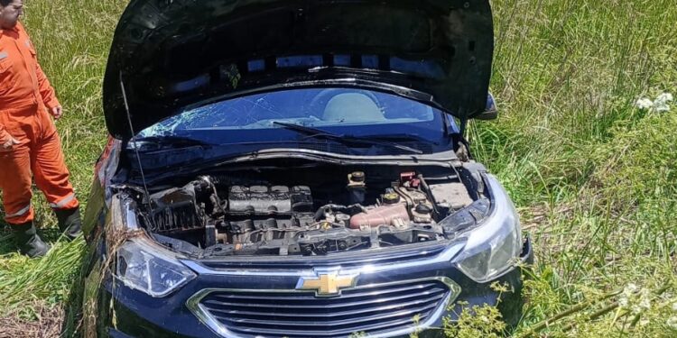 UNA MUJER CON SU HIJA RESULTARON HERIDAS AL VOLCAR SU AUTOMÓVIL