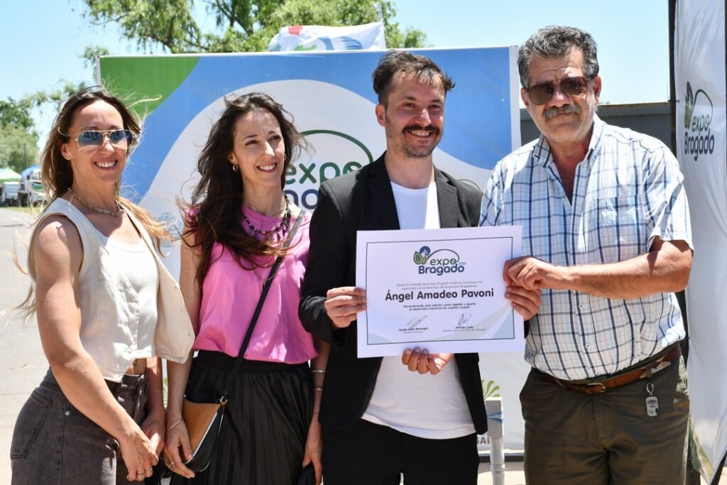 LA EXPO BRAGADO RINDIO HOMENAJE AL EMPRESARIO ANGEL PAVONI 7 1000082768