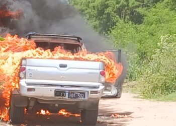 INCENDIO DE UNA CAMIONETA. NO HUBO HERIDOS 6 INCENDIO DE UNA CAMIONETA. NO HUBO HERIDOS