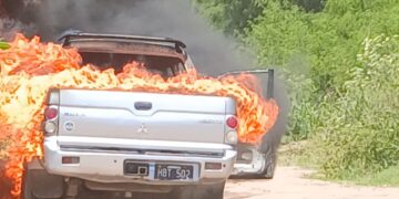 INCENDIO DE UNA CAMIONETA. NO HUBO HERIDOS