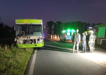 SE INCENDIÓ UN MICRO QUE LLEVABA TRABAJADORES. NO HAY HERIDOS