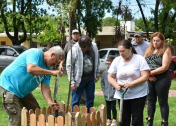HOMENAJE A LAS VÍCTIMAS VIALES: ABRAZOS QUE CALMAN REALIZO LA PLANTACION DE UN ARBOL 9 HOMENAJE A LAS VÍCTIMAS VIALES: ABRAZOS QUE CALMAN REALIZO LA PLANTACION DE UN ARBOL