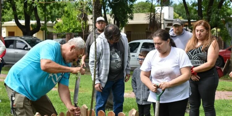 HOMENAJE A LAS VÍCTIMAS VIALES: ABRAZOS QUE CALMAN REALIZO LA PLANTACION DE UN ARBOL