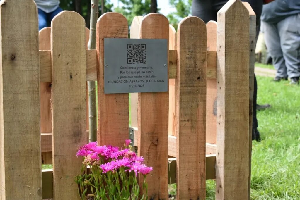 HOMENAJE A LAS VÍCTIMAS VIALES: ABRAZOS QUE CALMAN REALIZO LA PLANTACION DE UN ARBOL 6 abrazos homenaje vicitimas3