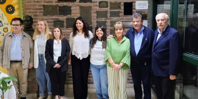 “LEGADO DE 90 AÑOS FORJANDO LÍDERES: LA ESCUELA DE COMERCIO DESCUBRE SU PLACA CONMEMORATIVA”