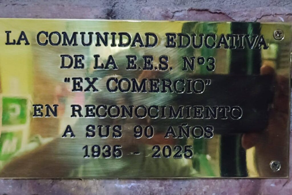 "LEGADO DE 90 AÑOS FORJANDO LÍDERES: LA ESCUELA DE COMERCIO DESCUBRE SU PLACA CONMEMORATIVA" 7 aniversario comercio1
