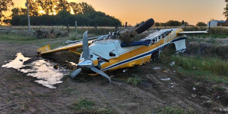 SE PRECIPITO A TIERRA EL AVION DE UN AEROAPLICADOR  DE BRAGADO