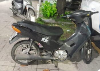 INTENTARON ROBAR UNA MOTO. DOS MAYORES Y UNA MENOR DE 15 AÑOS 7 INTENTARON ROBAR UNA MOTO. DOS MAYORES Y UNA MENOR DE 15 AÑOS